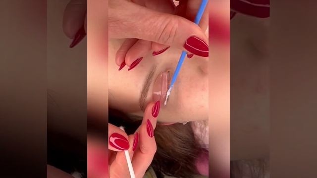 Процесс создания самых естественных ресниц с натуральным изгибом . смотреть онлайн