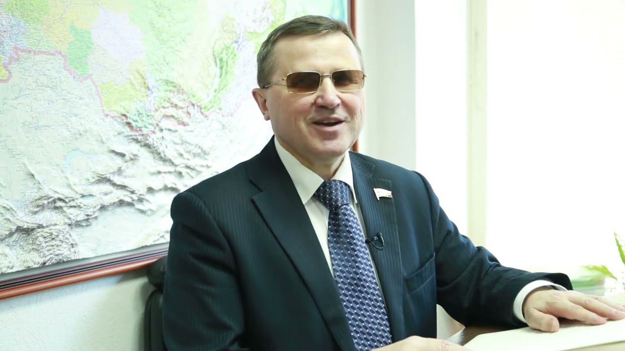Депутат Госдумы стоя за конторкой о технологиях Базарного