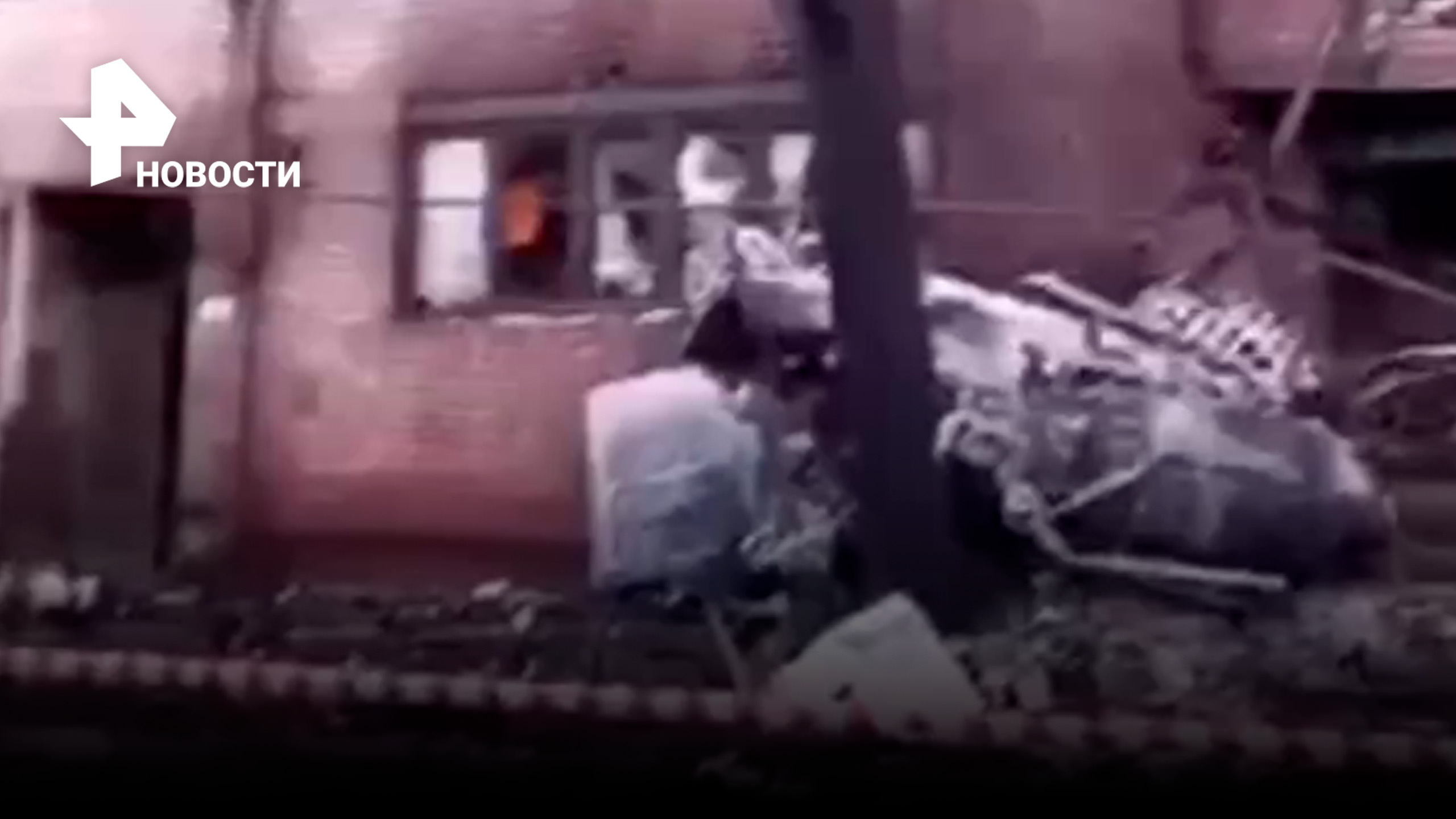 Утро в Ейске: очевидец показал сгоревший дом после падения самолета / РЕН Новости