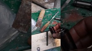 выдавливает масло из под крышки заливной горловины при горячем двигателе и шум цепи.