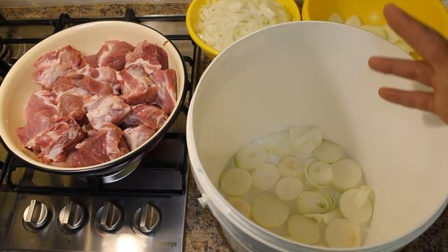 Секрет шашлыка  из свинины ( ВКУС ВАС ПОРАДУЕТ) как замариновать мясо !!!