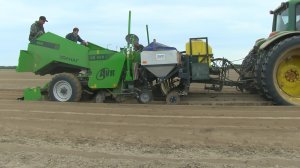 Картофелесажалка механическая Колнаг,с приводом от трактора. Посадили картошку.mp4