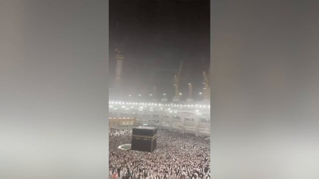 11 minutes ago! The Kaaba is in ruins! Something happened that never happened in Mecca! Let's pray! смотреть онлайн