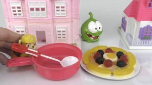 Ам Ням и маленький Ам Нямчик делят Мармеладную пиццу.