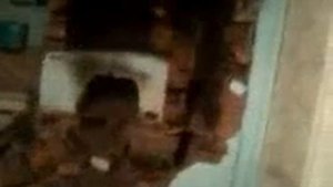 Денчик засунул баллончик в печку