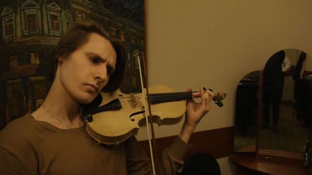 Граф Муржа и студенты московской консерватории пробуют скрипку мастера Синельникова.