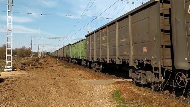 Электровоз ВЛ10-1147 с грузовым поездом платформа Орудьево 19.04.2023 смотреть онлайн