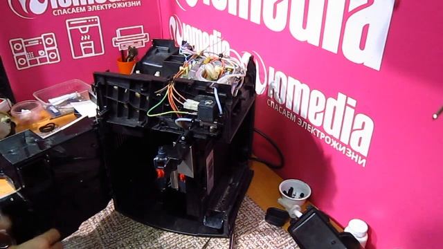 Кофемашина De'Longhi, плохо мелет кофе и сильно скрипит смотреть онлайн