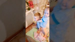 Дети балуются