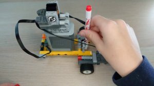Машинка из Лего Техник умеющая рисовать. A Lego Technic machine that can draw.