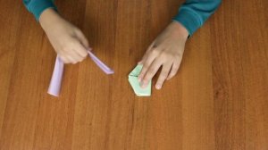 Как сделать бумажный пистолет,  который стреляет резинками.