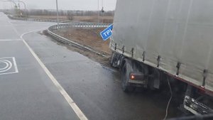 Дальнобой попал в беду. Не смог проехать мимо. Вытащил фуру из кувета