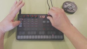 IK Multimedia - UNO Synth (Sequenced / In Context)