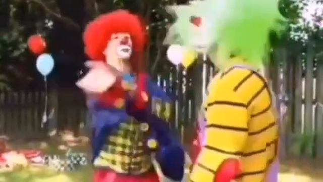 клоуны дерутся под музыку смотреть онлайн