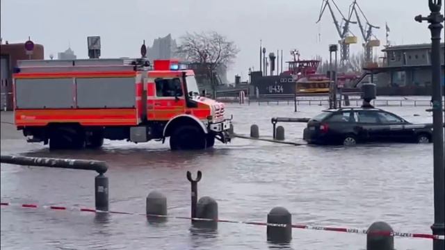Spectacular tidal bore surges up Germany streets, Hamburg, Hormersel, Hamburger смотреть онлайн