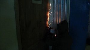 Срезаем замок с помощью аккумуляторной УШМ