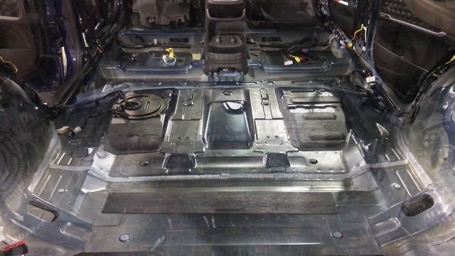 Hyundai Santa FE вибро- шумоизоляция пола, уложили два слоя премиум материала от comfortmat