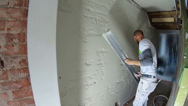 Deze trappenhalrenovatie wordt gepleisterd met Knauf MP75!