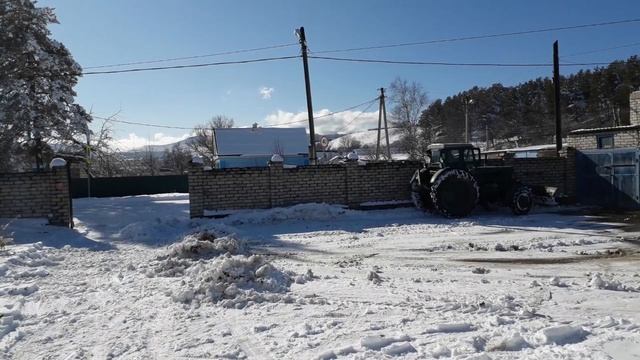 чистим снег поворотным,самодельным отвалом смотреть онлайн