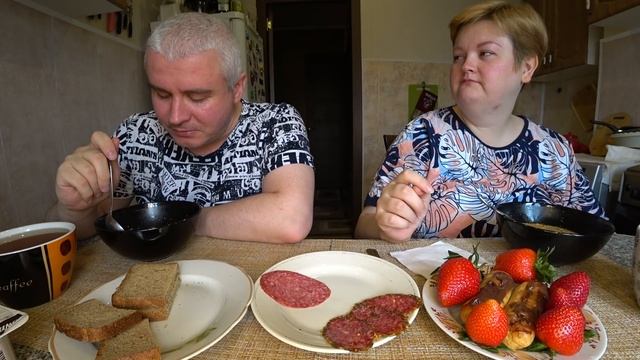 Мукбанг Вован РАЗБЕСИЛ ? высказываю ему все что НАКИПЕЛО! ? Обед солянка, колбаса и эклеры