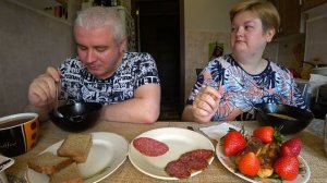 Мукбанг Вован РАЗБЕСИЛ ? высказываю ему все что НАКИПЕЛО! ? Обед солянка, колбаса и эклеры