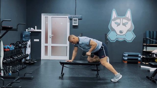 Разгибание предплечья с гант в руках в наклоне смотреть онлайн