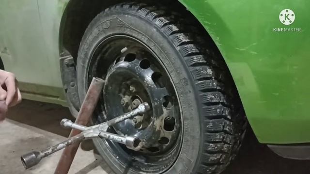 Заржавели, закипели туго закрученные болты на колесах. Не беда, вам поможет.... смотреть онлайн