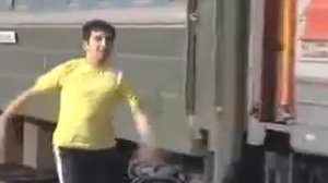 Смешной чудик отстал от поезда