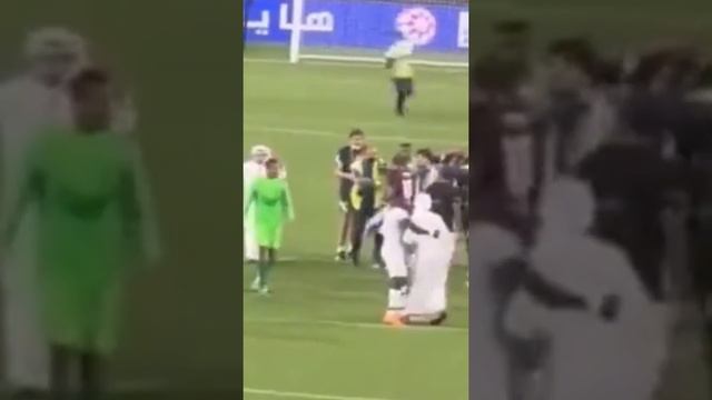 كف اسماعيل مطر في لاعب العين خالد عيسى بعد ان كان يريد ان يغرز علم ناديه في ملعب الوحدة !!