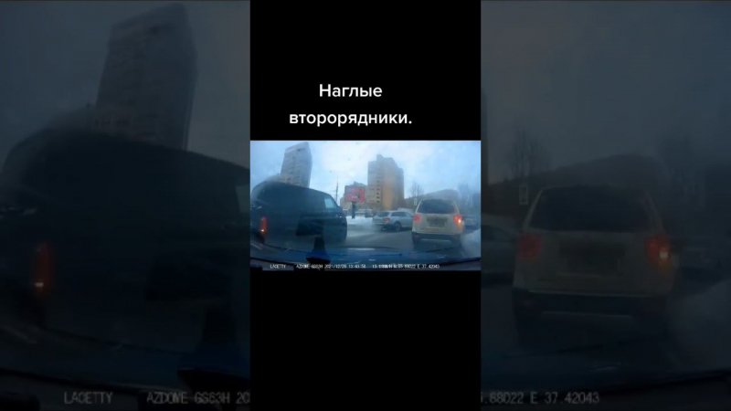 Наглые второрядники. Поворот разрешен только с правой полосы. Стоят знаки.