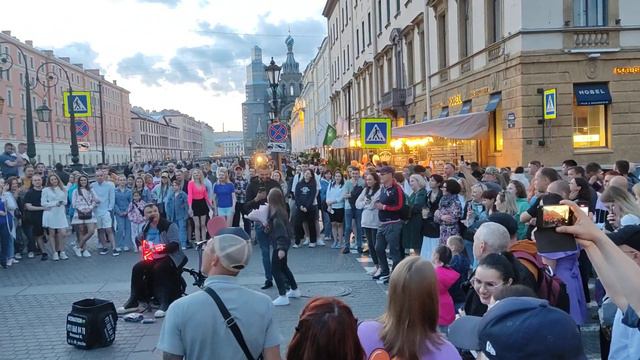 Уличный музыкант Питер. Парень поздравляет девушку с днём рождения. Петербург #уличныймузыкант
