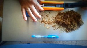 забить гильзу табаком с помощью сигаретной машинки