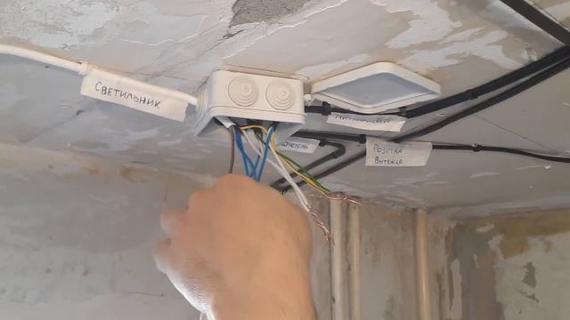 Подробная схема соединения  розетки ,выключателя и светильника в распределительной коробке.