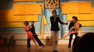 Красивый парень очень круто поет и танцует))))