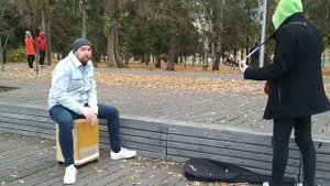 Играю на кахоне в парке