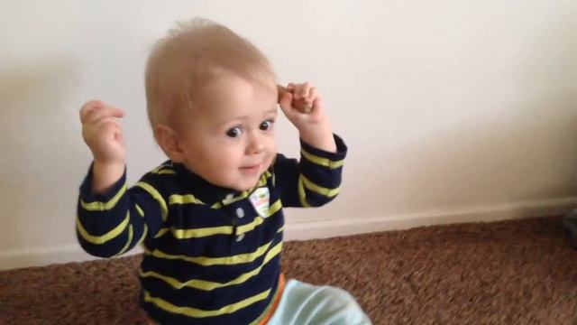 В 9 месяцев  ребенок Майки расчесывает свои маленькие волосы на голове? 9 month смотреть онлайн