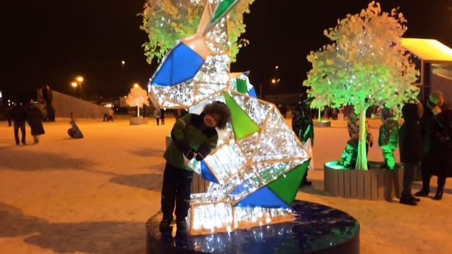 Зимняя прогулка. Катание на ледяных горках. Веселые ребята. смотреть онлайн