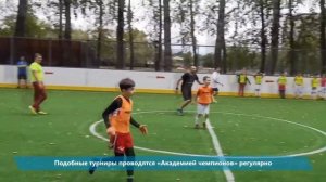 Дети сыграли с родителями в футбол