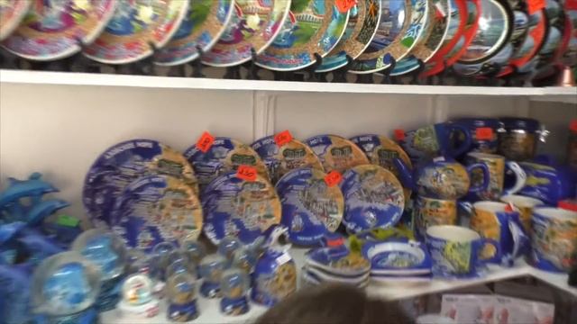 Алиса покупает сувениры Сочи День 8