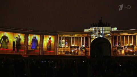На Дворцовой площади в Петербурге представляют новое мультимедийное шоу, посвященное Петру I