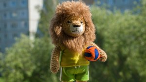 Лев волейболист с мячом