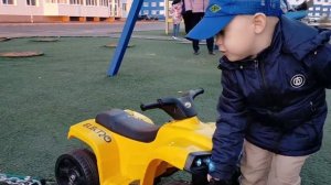 Бибика. для малышей. катаемся на машинке. играю в бибику на детской площадке. Ремонтируем машинку.