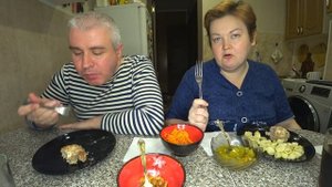 Читаем КОММЕНТАРИИ с Вованом и угараем над ними ? МУКБАНГ ужин котлеты и макароны