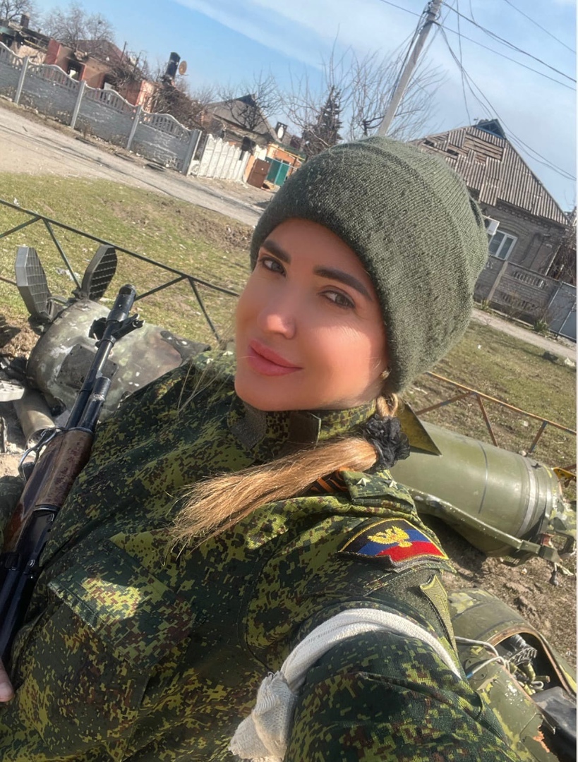 Бывшая стюардесса из Донецка Анна, научилась обращаться с оружием и пошла на фронт добровольцем.