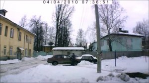 Прикол нарк громит машину во дворе