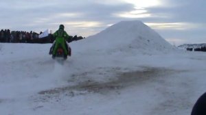 прыжки на снегоходе.MPG