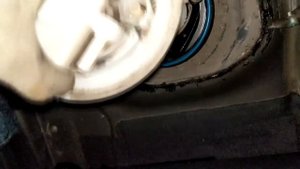 Замена топливного фильтра Toyota Verso (и бензонасос)