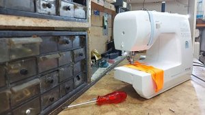 Швейная машина Astralux пропускает стежки на зиг заге