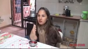 Она родилась без рук и всё делает ногами