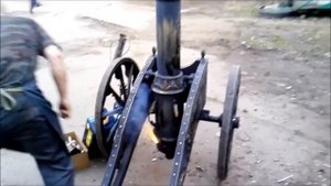 Старинная пушка для салюта стреляет фейерверком.